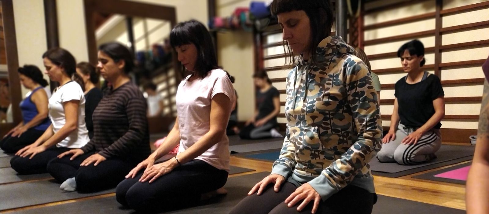 personas en clases de yoga en León