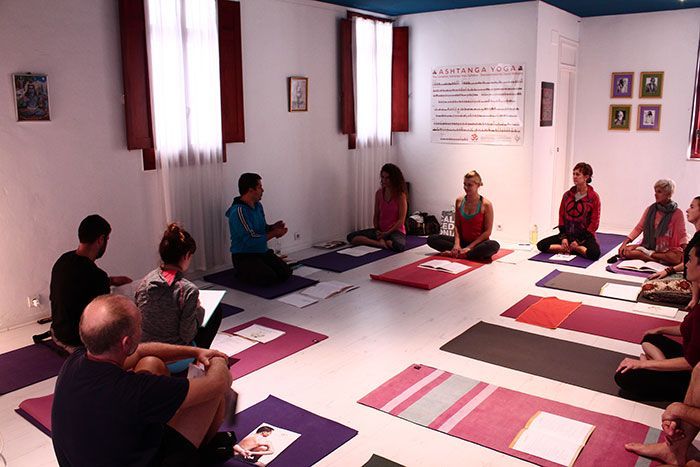 impartiendo un taller de Yoga Vinyasa Krama en Valencia