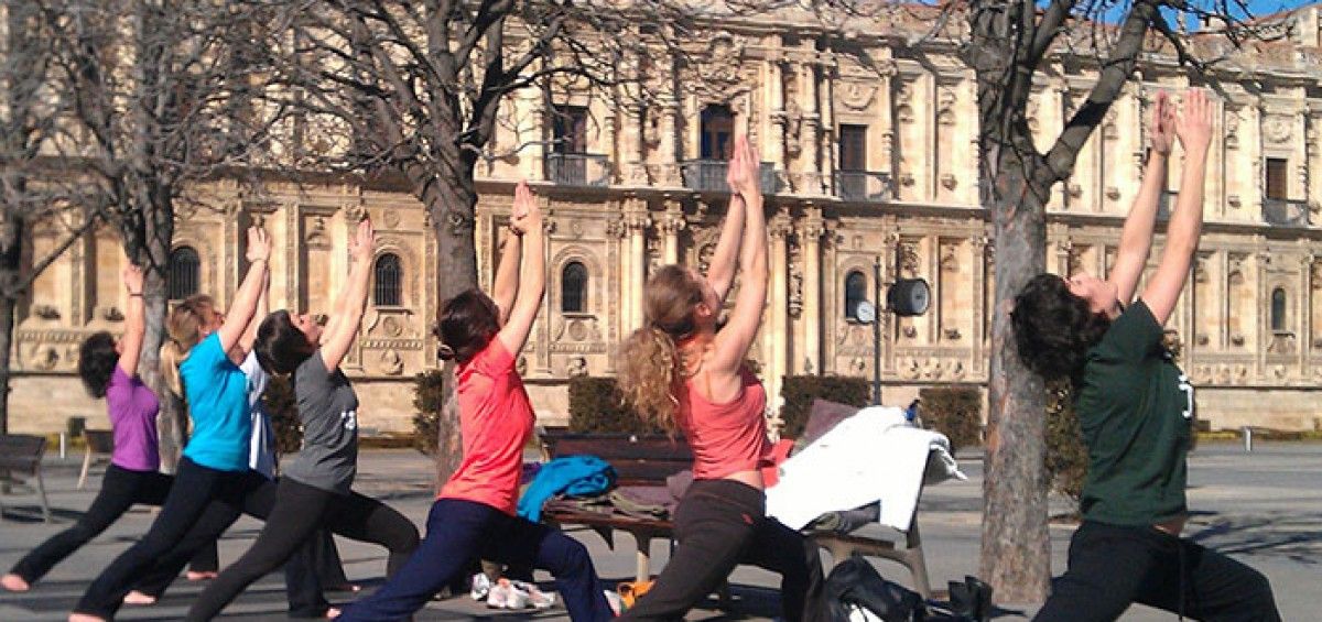 alumnos practicando yoga en la plaza de San Marcos de León