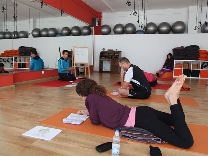 Oscar Montero impartiendo curso de Yoga Vinyasa Krama en Samsara Yoga