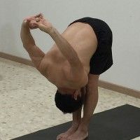 Asana: postura de yoga estiramiento intenso (uttanasana)