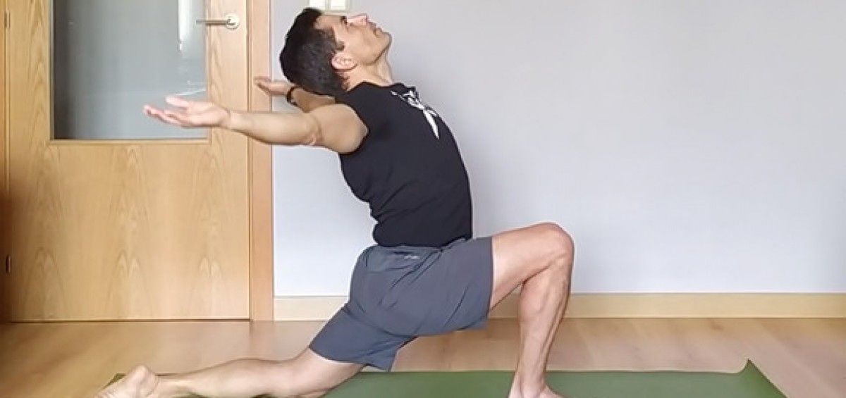 persona practicando yoga en anjaneyasana